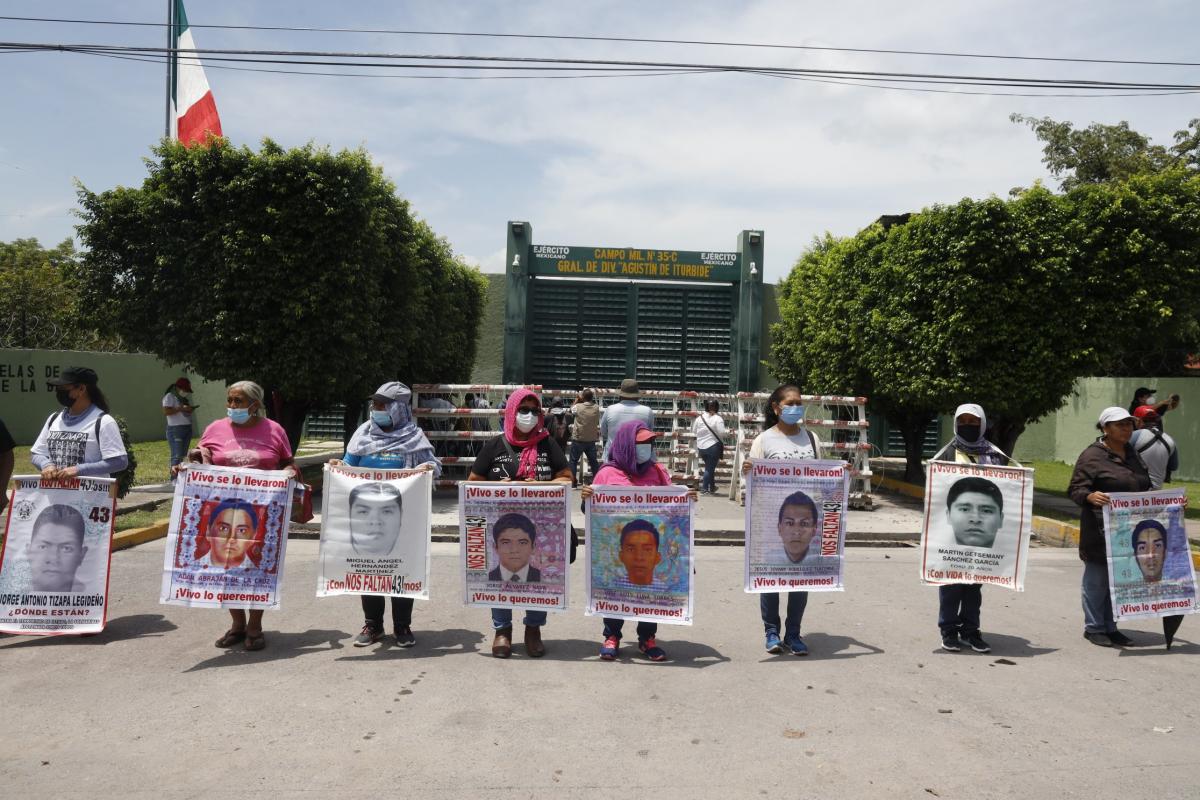 Ayotzinapa students and parents protest outside of the Campo Militar 35-C installation in Iguala, Guerrero, September 14, 2022. Credit: Centro de Derechos Humanos de la Montaña Tlachinollan