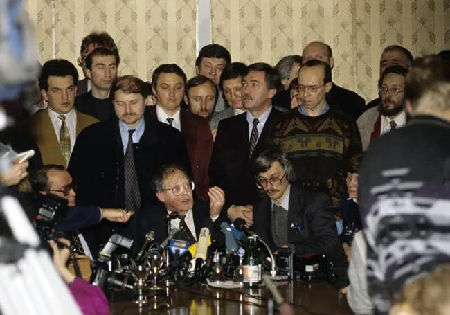 Kovalev giving press conference January 2, 1995