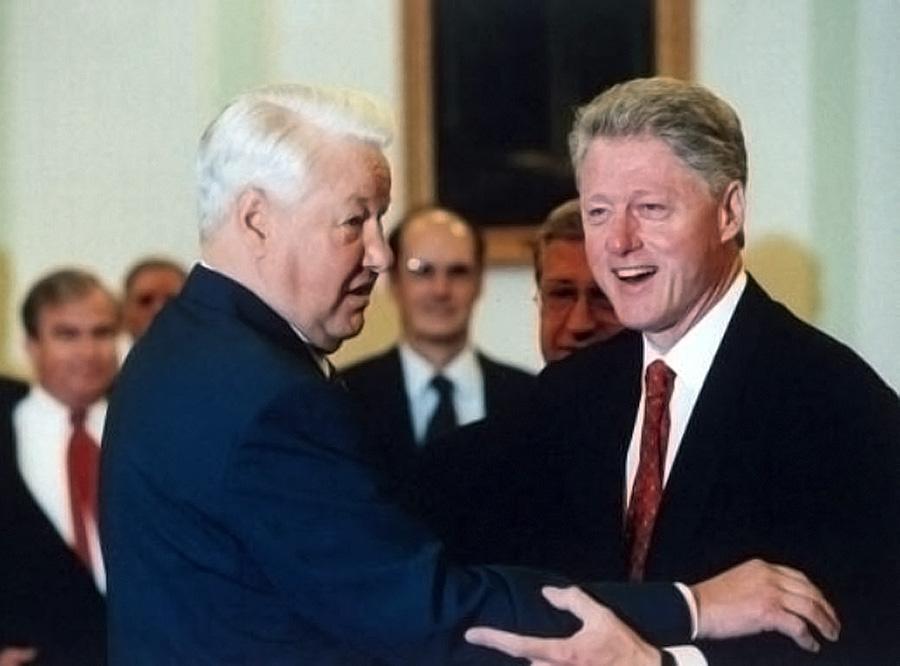 Yeltsin and Clinton at their last presidential meeting, Istanbul, November 19, 1999.  Deputy Secretary of State Strobe Talbott is in the middle background.