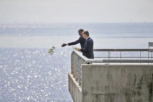 Barack Obama throws flowers in the River Plate
