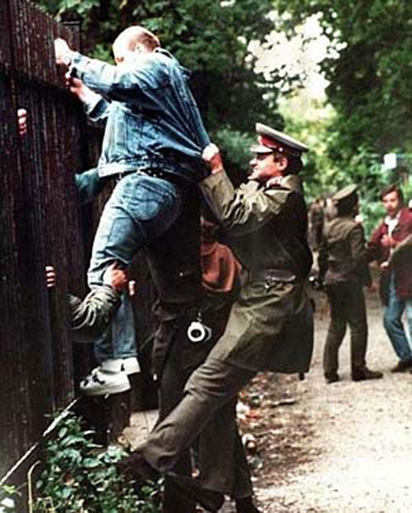 Чешские полицейские пытаются остановить попытки перебраться через стену