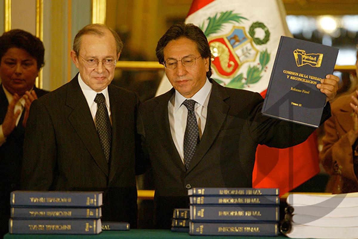 CVR President Salomón Lerner delivers the commission’s final report to Peruvian President Alejandro Toledo
