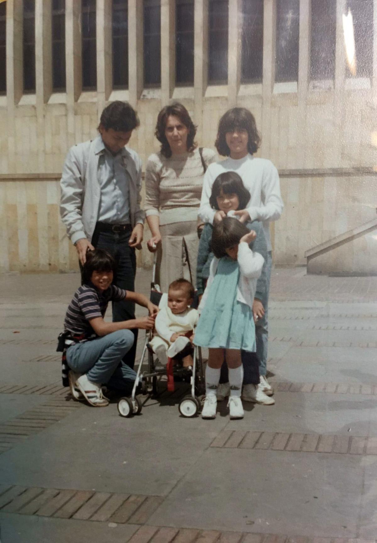Magistrate Urán, his wife, and their children in front of the Palace of Justice