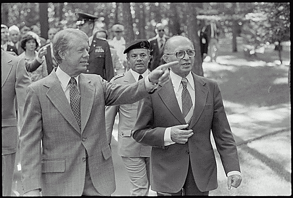 1978-09-05 - Carter greets Begin at Camp David (NLC-WHSP-C-07259-09A)