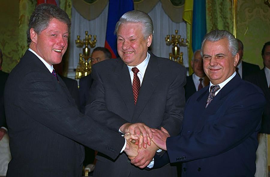 U.S. President William J. Clinton, left, President of the Russian Federation Boris Yeltsin, center, and Ukrainian President Leonid Kravchuk shake hands in Moscow, Russia, during the formal ceremony whereby the United States and Russia agreed to stop aiming long-range nuclear missiles at each other
