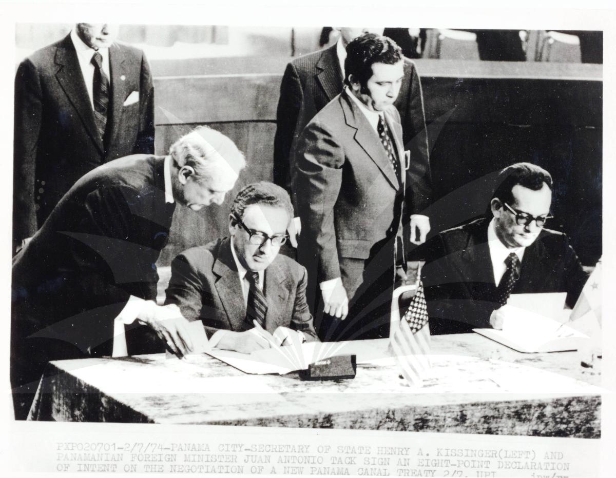  Kissinger signed a "Declaration of Principles"