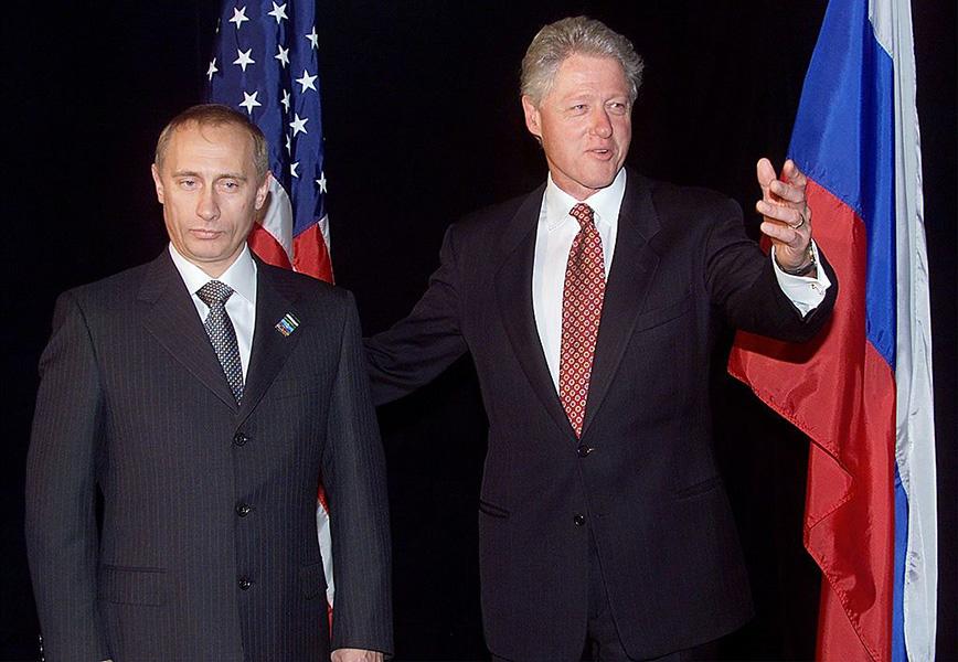 ormer U.S. President Bill Clinton (left) and former Russian President Boris Yeltsin shake hands