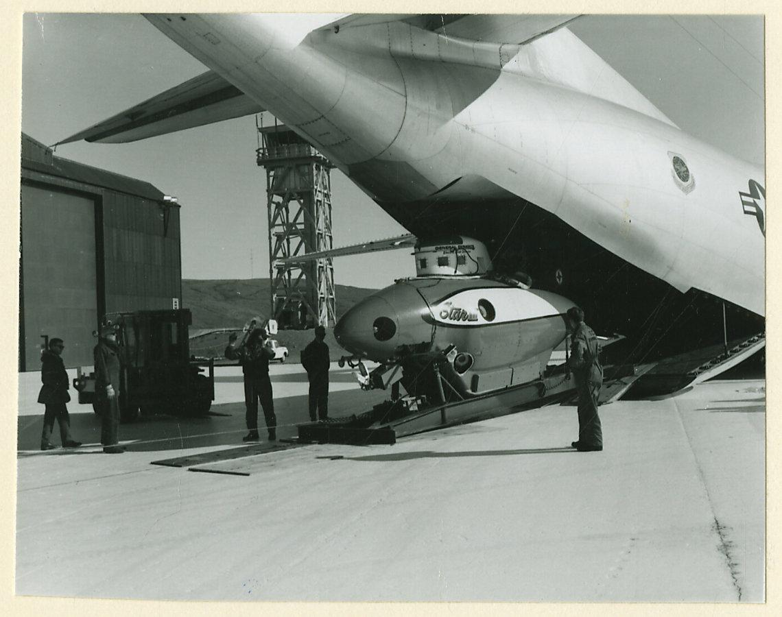 Unloading of a Star 3 submersible from a C-130 aircraft at Thule Air Base