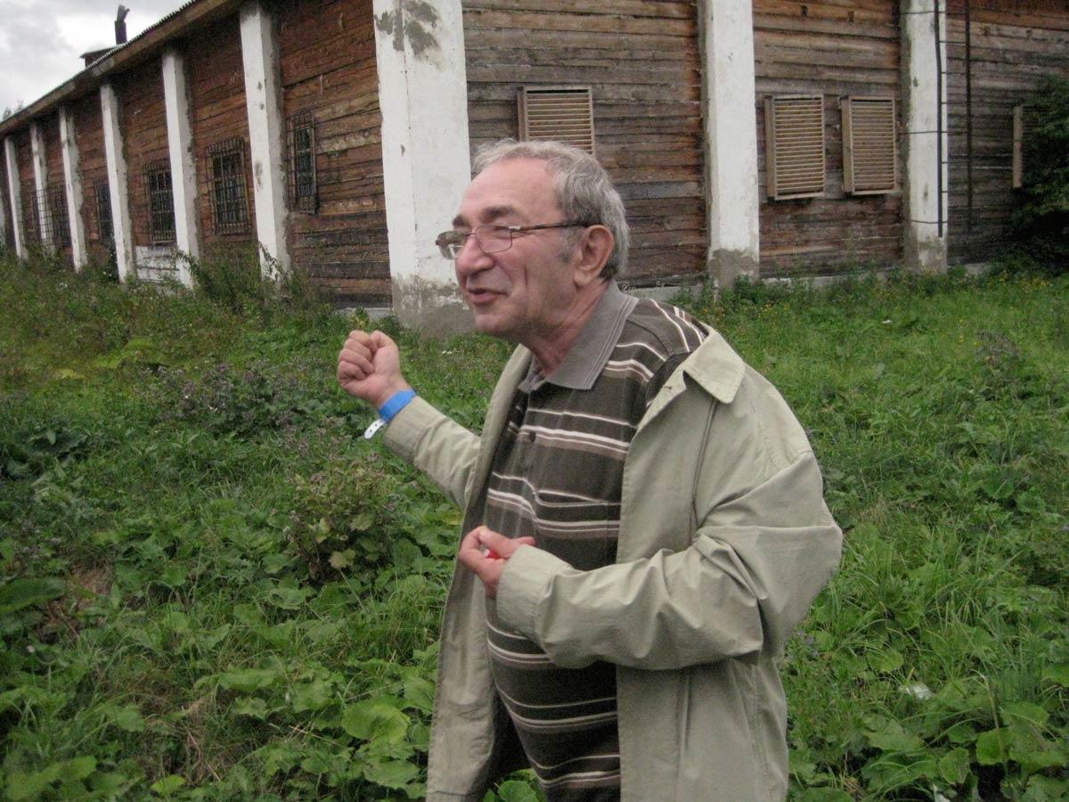  Arseny Roginsky describing the history of the barracks at Perm-36 (photo by Tom Blanton)