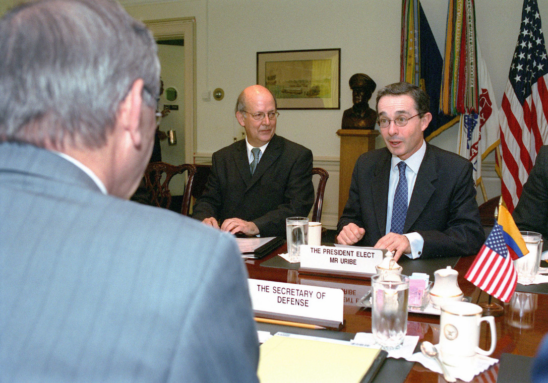 Álvaro Uribe (right) speaks during a Pentagon meeting with Donald H. Rumsfeld
